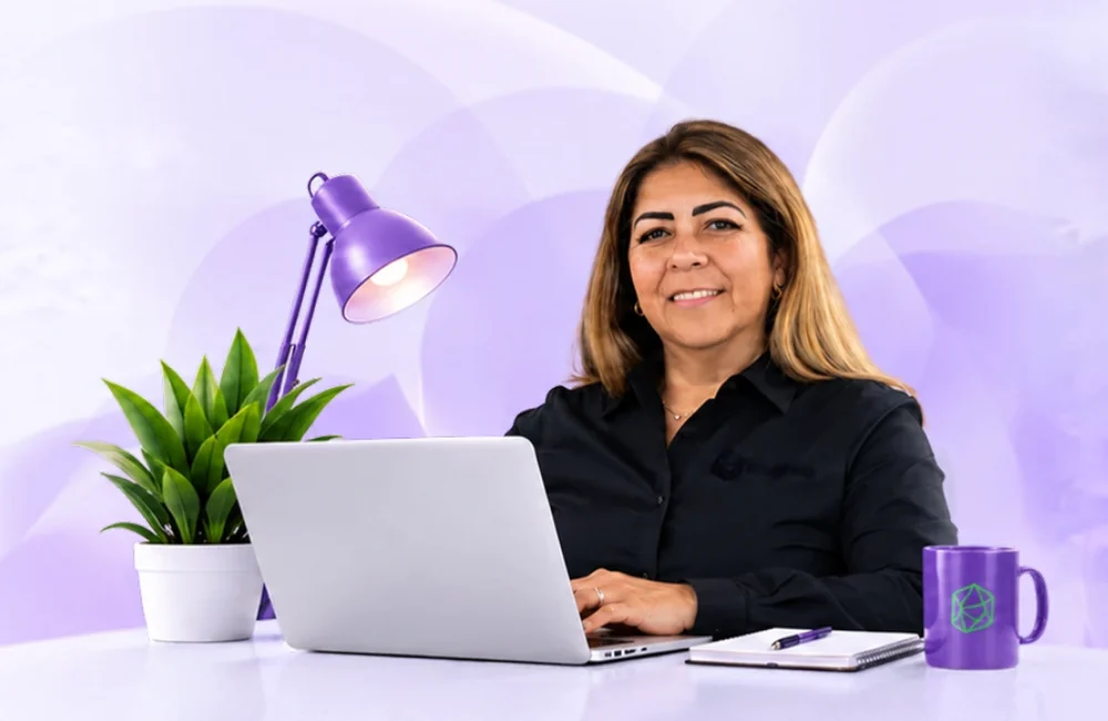 Instructora de Refund One trabajando en su laptop