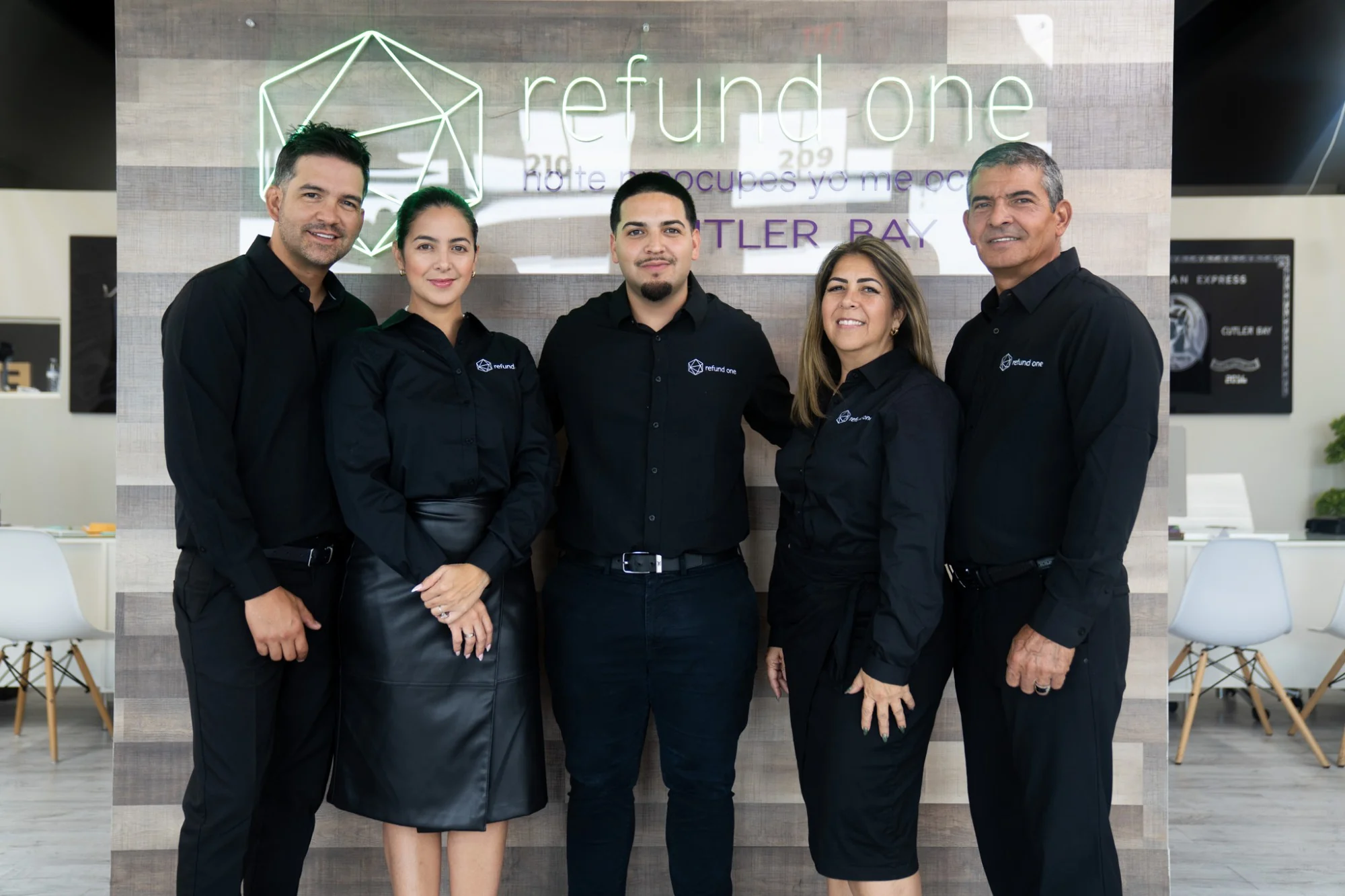 El equipo de Refund One en la oficina de Cutler Bay